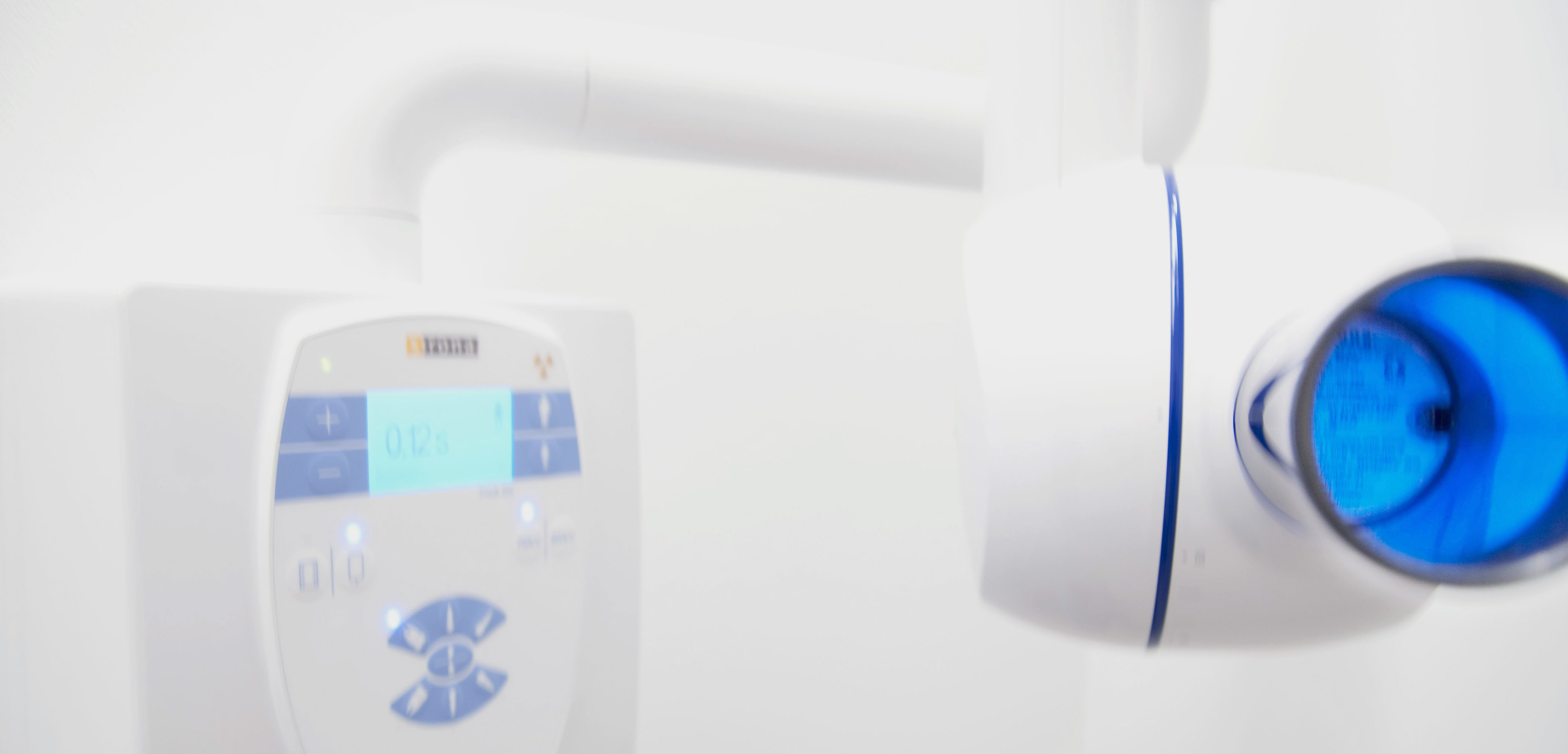 Elektronisches Bedienelement mit Monitor und Tasten an Praxiswand.